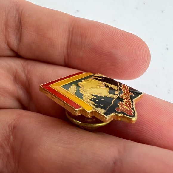 Washington Enamel Pin Mountains Deer State Travel Souvenir Red Lapel Pin Small - Picture 3 of 6